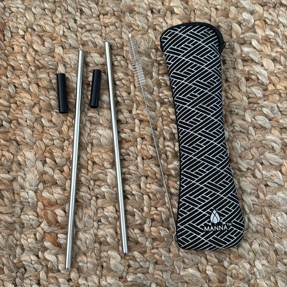 NWT MANNA TRAVEL REUSABLE STRAWS TRAVEL KIT & CLEANER BUNDLE SET OF 2